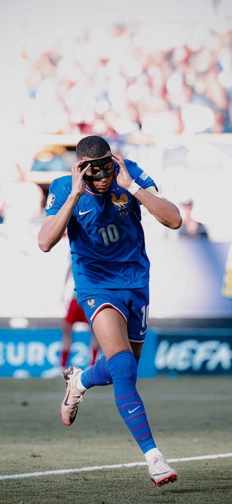 半场战报：温哥华白浪2-0洛杉矶，拉沃尔达、萨比建功（半场速递：温哥华白浪2比0领先洛杉矶，拉沃尔达与萨比破门）