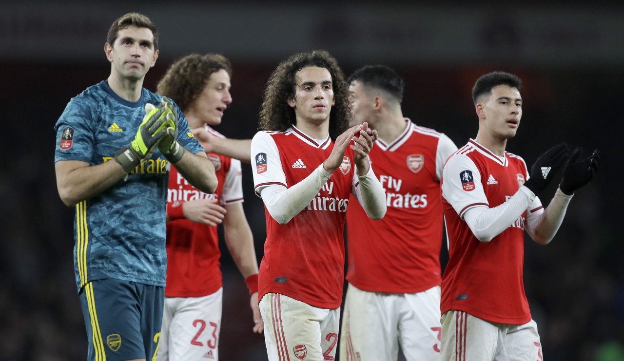 四次神扑助毕包0-0战平巴黎，乌奈-西蒙当选全场最佳球员（四度神扑护航毕包0-0巴黎，乌奈-西蒙荣膺全场最佳）