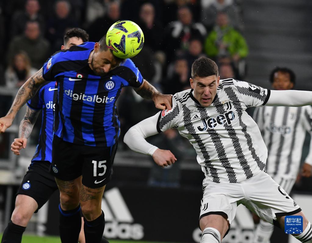 巴萨梅西进球助球队领先塞维利亚（梅西建功助巴萨领先塞维利亚）