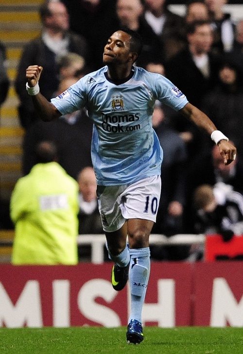 他的停球是教科书级别（他的停球堪称教科书范例）