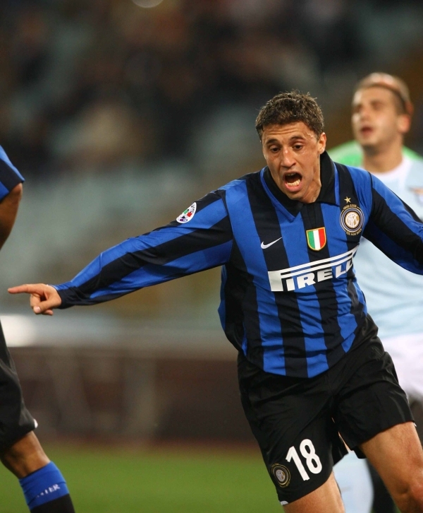 飞起来了！美国高中球员这波操作太秀了！（起飞！美国高中球员这一波神操作震撼全场）