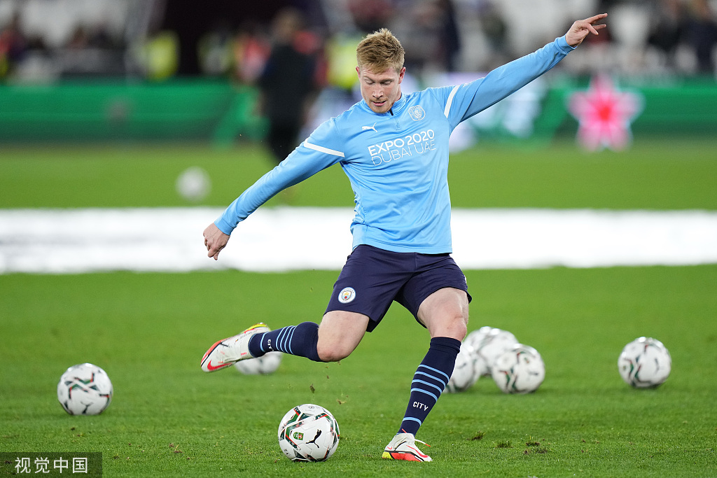 太阳报：里奇的主持人女友亮相米兰德比，透视装造型引发热议（米兰德比看台焦点：里奇的主持人女友以透视造型亮相引发热议）