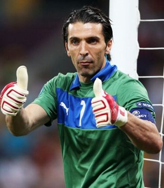 欧冠比赛战术分析：尤文图斯防守策略,（欧冠战术深析：尤文图斯的防守体系）