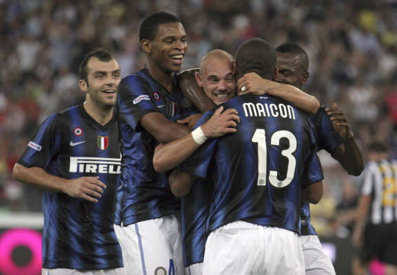 詹姆斯篮板抢断关键时刻锁定胜局（詹姆斯末段抢板断球，锁定胜局）