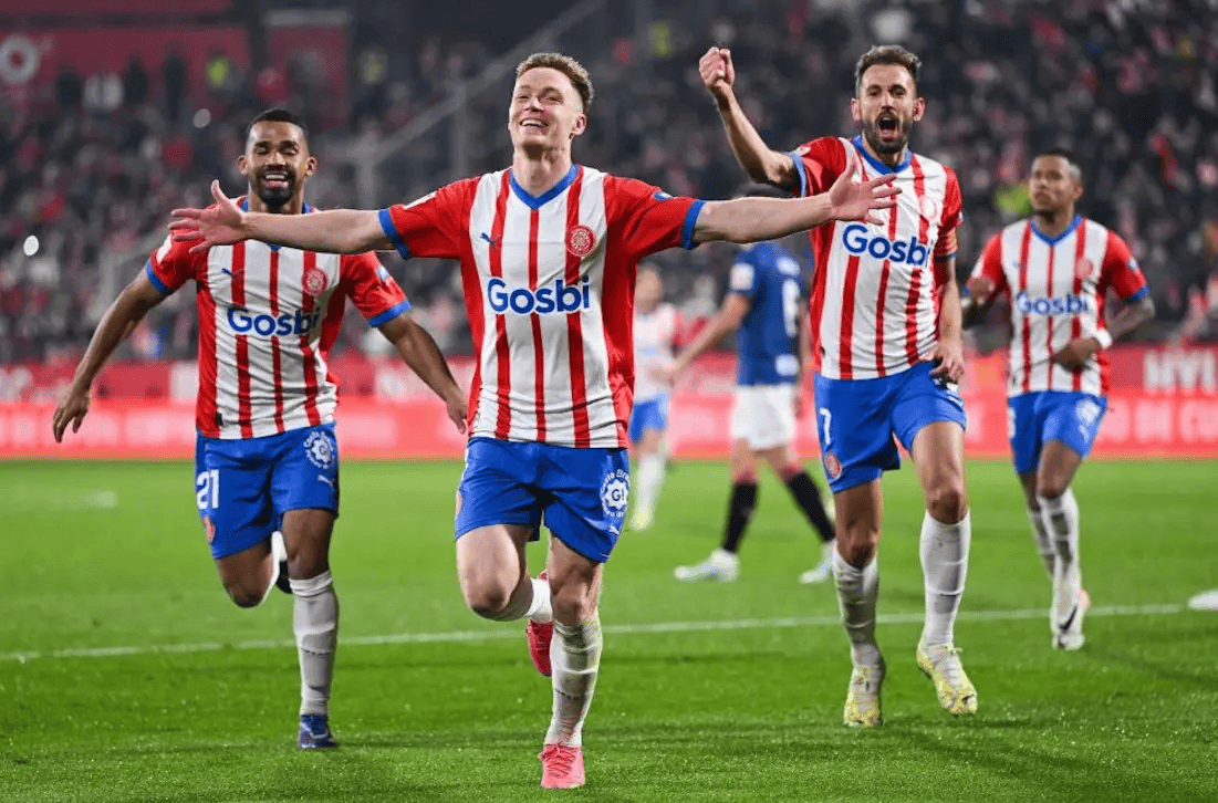 库蒂尼奥为小儿子庆祝生日，一家人身穿他效力过球队的球衣（库蒂尼奥为幼子庆生，全家穿上他曾效力球队的球衣）