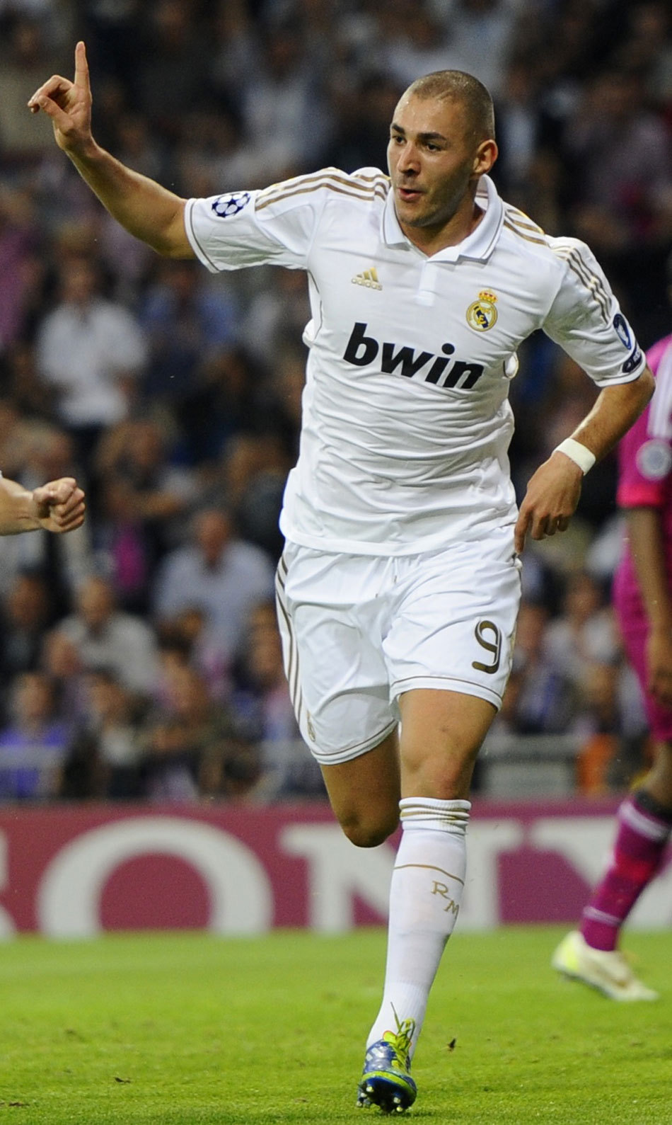 地上足球：偷溜诺坎普释放回归信号？解析梅西为何必重回巴萨（地上足球：夜探诺坎普是回归暗号？深析梅西重返巴萨的必然性）