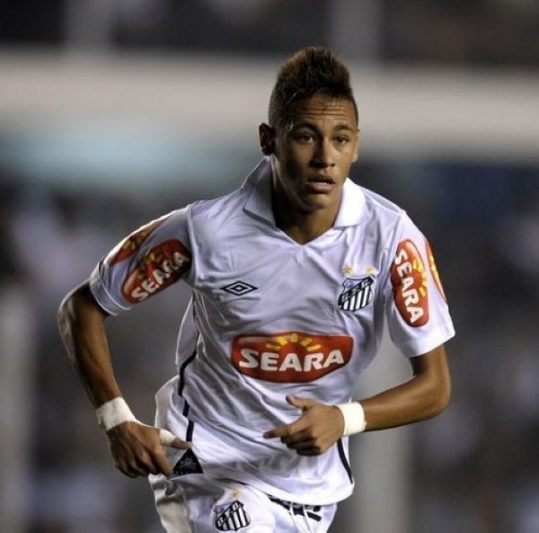 完成英格兰成年代表队首秀，夸安萨获赠纪念帽（夸安萨迎来英格兰成年队处子秀，获颁纪念帽）