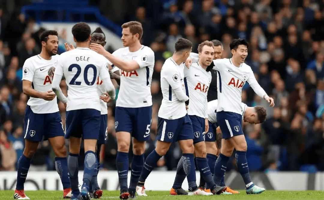 葡超比赛一球员受伤需要担架，对方球员帮忙传递担架吃黄牌（葡超争议一幕：球员伤退需担架，对手递担架反吃黄牌）